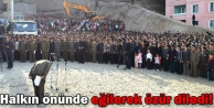 Halkın önünde eğilerek özür diledi!