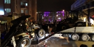 İş makinesi taksinin üzerine düştü: 1 ölü