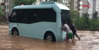 İstanbul'u sağanak vurdu, araçlar suya gömüldü