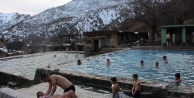 Kato Dağı eteklerindeki kaplıcada sağlık arıyorlar
