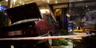Kontrolden çıkan otomobil lokantaya girdi
