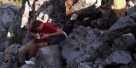 Manzara seyrederken kayalıklardan düşen turist...