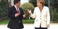 Merkel'den Davutoğlu'na telefon