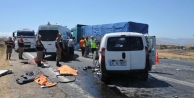 Minibüs ile hafif ticari araç çarpıştı! 2 ölü
