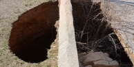 Okulun önünde göçük oluştu!