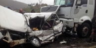 Otomobil kamyonun altına girdi: 2 ölü, 2 yaralı