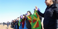 Sınırda insan zinciriyle Kobanê selamlandı