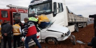 TIR otomobili biçti: 4 ölü!