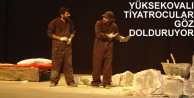 Tiyatrocuların performansları göz dolduruyor