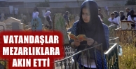 Vatandaşlar Mezarlıklara Akın Etti