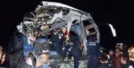 Yolcu otobüsü TIR'a çarptı: 2 ölü, 12 yaralı