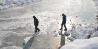 Yüksekova Deresi Çocukların Kayak Pisti Oldu