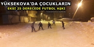 Yüksekova'da çocukların eksi 25 derecede futbol aşkı