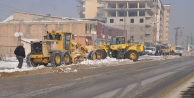 Yüksekova'da kaldırımlar kardan temizleniyor!