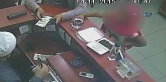 Tırnakçı kadın kamerada