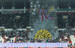 Amedspor-Serikspor maçı: ‘Dünya kadının emeğiyle güzelleşir’