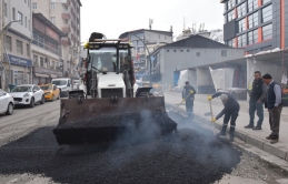 Hakkari’de Bozulan Yollar Sıcak Asfaltla Onarılıyor