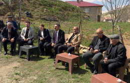 Yüksekova Belediyesi Eşbaşkanları Kırmızıgül ile Diri evi yanan aileyi ziyaret etti