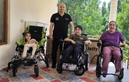 Başkan Aydoğdu'dan Derecik ilçesin'de yaşayan 3 Özel  Gereksinimli kardeşlere Akülü Araba Desteği