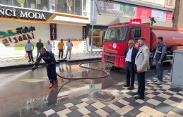 Yüksekova’da Caddeler Tazyikli Suyla Temizlendi