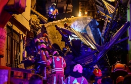 Beyoğlu’nda 5 katlı metruk bina çöktü