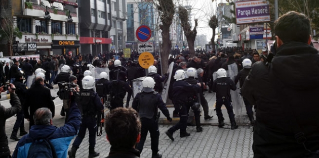 Van'da sokağa çıkma yasağı eylemine polis müdahalesi!