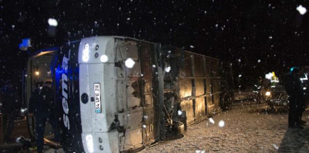 Yolcu otobüsü devrildi: 51 yaralı