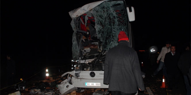 Yolcu otobüsü kamyonla çarpıştı: 2 ölü, 13 yaralı!