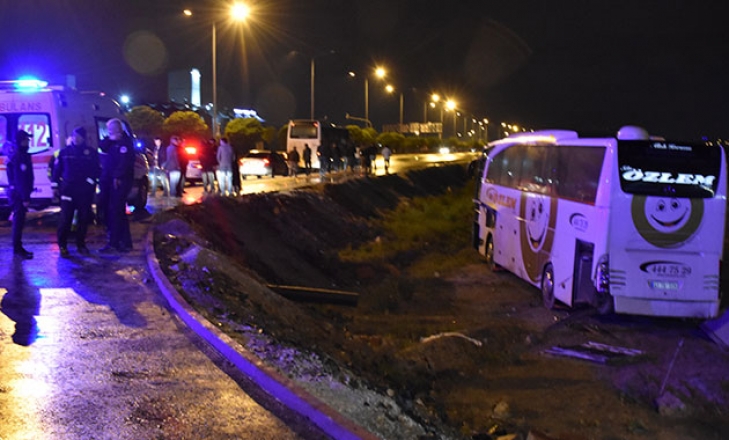 Yolcu otobüsü şarampole devrildi: 18 yaralı