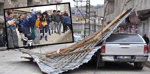 Yüksekova merkez'de fırtına çatıları uçurdu: 2 yaralı 