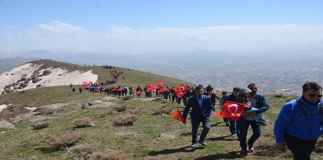 Yüksekova’da bayraklı yürüyüş