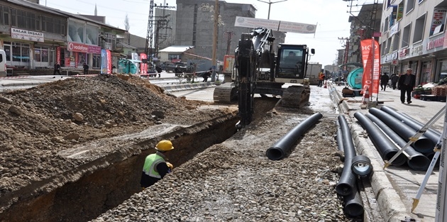 YÜKSEKOVA'DA KANALİZASYON ÇALIŞMALARI DEVAM EDİYOR