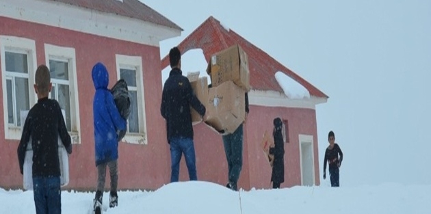 Yüksekova'da ''Minik eller üşümesin''  