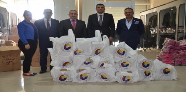 Yüksekova'da Öğrencilere Ayakkabı Yardımı