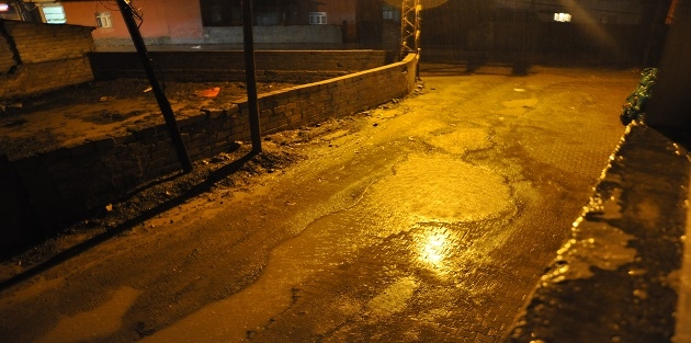 Yüksekova'da sağanak yağmur bastırdı