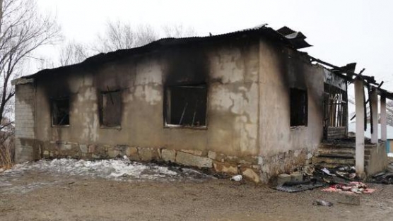 Yüksekova'da tek katlı ev yangında küle döndü