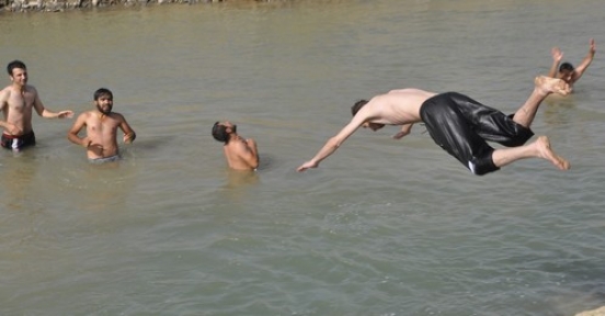 Yüksekovalı Gençler Dere Yatağında Serinliyor