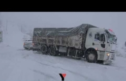 Yüksekova-Hakkari karayolunda onlarca araç mahsur kaldı