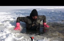 Yüksekova’da buz tutan derede kazma ve kürekli ’Eskimo usulü’ balık avı