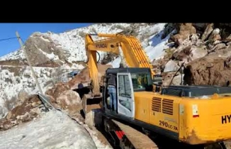 Dağdan Kopan Kaya Parçaları Nedeniyle Şemdinli-Yüksekova Yolu Kapandı