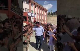 Hakkari'yi Gözyaşlarına Boğdu: Okul Müdürü Salih Karaman sevgi koridoru ile İzmir'e gitti