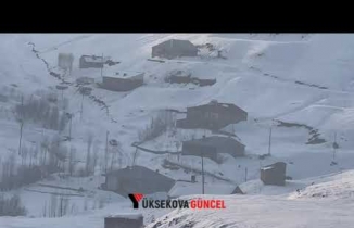 Şemdinli’de 1 köy, Yüksekova’da 3 mezra yolu ulaşıma kapandı: Ekipler açmak için çalışıyor