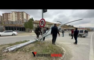 Yol Ortasına Düşerek Tehlike Saçan Aydınlatma Direği Vatandaşlar Müdahale Ederek Kaldırdı