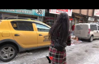 Yüksekova: 3 günlük Oğlak’ı çocuk gibi battaniye içinde kucağında taşıdı