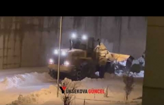 Yüksekova Belediyesinin Karla Mücadele Ekipleri Gece Mesaisinde