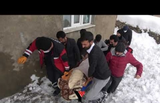 Yüksekova: Beyaz teyze için tüm mahalleli seferber oldu