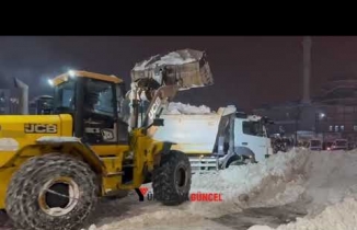 Yüksekova çarşı merkezinde biriken karlar ekipler tarafından temizleniyor