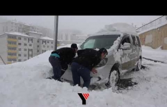 Yüksekova'da Başlayan Kar Yağışıyla Araçlar Mahsur Kaldı