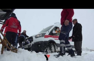 Yüksekova'da doğum hastası için ekipler seferber oldu