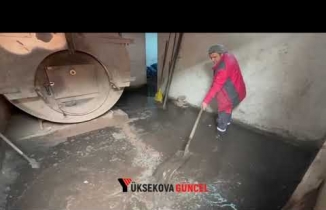 Yüksekova'da sağanak yağış sonrası 1 binanın kalorifer dairesini su bastı